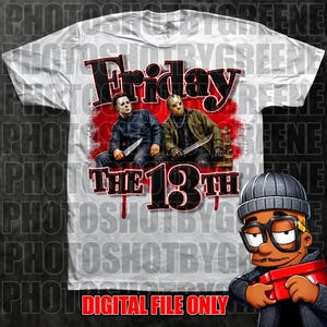 Könnte beinhalten: Ein weißes T-Shirt mit einem Grafikdruck von Michael Myers und Jason Voorhees sowie dem Text Friday THE 13TH. Das Design zeigt einen roten Spritzer-Hintergrund und die Figuren mit Messern. Das T-Shirt ist ein digitales Dateidesign.
