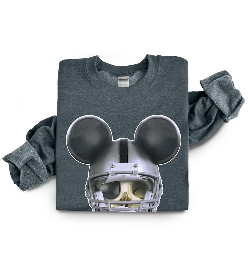 Puede incluir: Una sudadera gris oscuro jaspeada con un gr&aacute;fico de una calavera con un casco de f&uacute;tbol americano y orejas de Mickey Mouse.