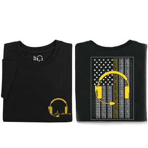Puede incluir: Dos camisetas negras con un auricular amarillo y un gráfico de latido del corazón. Una camiseta presenta un gráfico de auricular amarillo en una bandera estadounidense negra con una fina línea amarilla.
