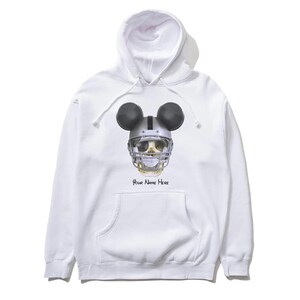Puede incluir: Sudadera con capucha blanca con una calavera en blanco y negro que lleva un casco de f&uacute;tbol americano y orejas de Mickey Mouse. El texto "Your Name Here" est&aacute; impreso debajo de la calavera.