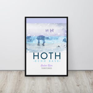 Könnte beinhalten: Ein Star Wars-Poster mit einer schneebedeckten Landschaft und dem Text "HOTH - ECHO BASE - Outer Rim Territories".