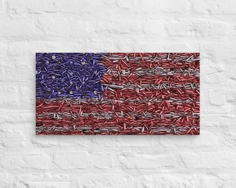 Op de afbeelding: Een Amerikaanse vlag gemaakt van alleen patroonhulzen. De hulzen zijn gerangschikt in het traditionele rood, wit en blauwe patroon van de Amerikaanse vlag.