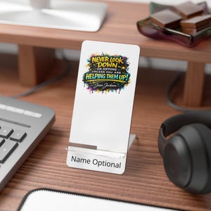 Soporte para teléfono con grafiti personalizado, nombre personalizado, cita de Jesse Jackson, regalo de escritorio "Nunca menosprecies a nadie", regalo para maestro y mentor.