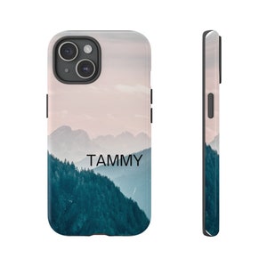 Peut inclure: Une coque de téléphone noire avec un paysage de montagne et le nom "TAMMY" imprimé dessus.