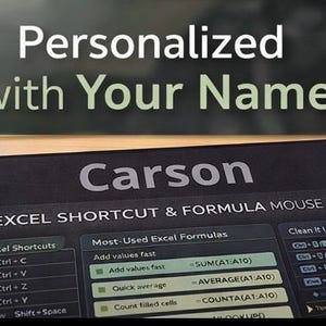 Può includere: Tappetino per mouse rettangolare nero con il nome "Carson" in bianco e il testo "EXCEL SHORTCUT & FORMULA MOUSE PAD". Il tappetino include scorciatoie e formule di Excel. Il testo "Personalizzato con il Tuo Nome" è in alto.