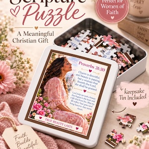 Könnte beinhalten: Eine quadratische Metalldose mit einem Puzzle. Der Deckel zeigt das Bild einer Person in einem Blumenkleid mit dem Text Sprüche 31,30, einem Gebet und dem Satz True Beauty Lasts. Die Dose ist geöffnet und zeigt Puzzleteile im Inneren.
