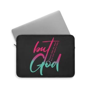 Puede incluir: Funda negra para portátil con las palabras "but God" en degradado rosa y turquesa. El texto "There was no way. But God made a way" también está impreso en la funda. Un portátil plateado es parcialmente visible.