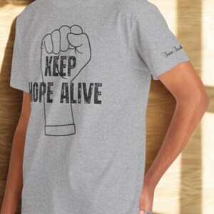 Camiseta "KEEP HOPE ALIVE" de Jesse Jackson, camiseta de la historia afroamericana y los derechos civiles, regalo para activistas en conmemoración del legado, camiseta unisex Giftful con estampado en la manga.