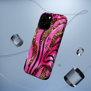 Op de afbeelding: Een roze en gouden iPhone-hoesje met een zebraprint en de initialen "PS" in zwart.