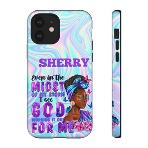 Könnte beinhalten: Eine Handyhülle mit holografischem Hintergrund und einer schwarzen Frau mit einem violetten Kopftuch. Der Text auf der Hülle lautet "SHERRY Even in the MIDST OF MY STORM I see GOD WORKING IT OUT FOR ME".