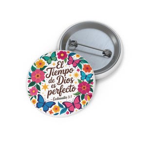 Puede incluir: Un botón blanco con un diseño floral y de mariposas colorido. El botón presenta el texto "El Tiempo de Dios es perfecto" en una fuente decorativa, con el versículo bíblico Eclesiastés 3:1. El diseño incluye elementos rosas, azules, naranjas y verdes.