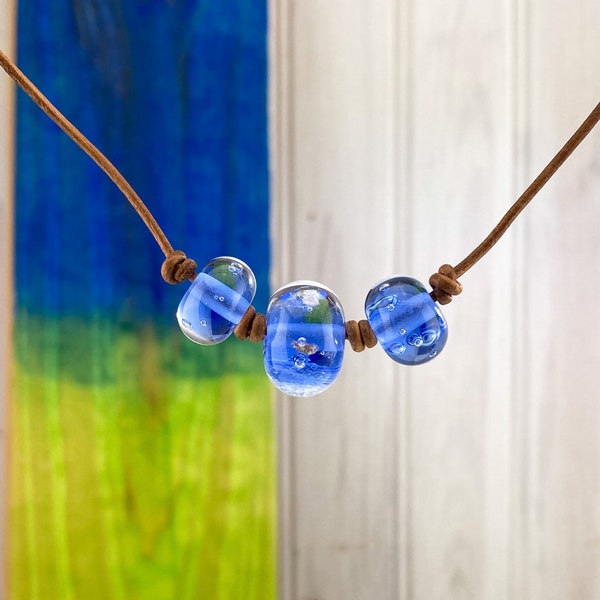 Collier en verre avec sable et bulles artisanal bleu clair  bijou ecoresponsable fait main