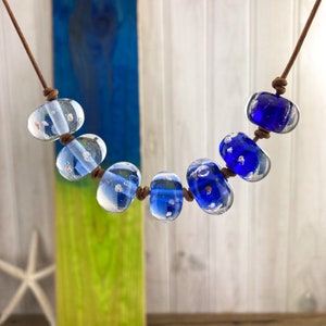 Glaskette mit Sand und Blasen, Farbverlauf in 7 Blautönen, umweltfreundlicher handgefertigter Schmuck