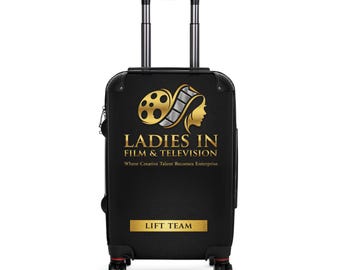 Dames in koffer met film- en televisielogo | Rolkoffer, liftteam