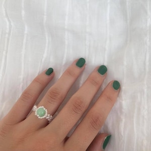 mooie elastische kralenring, beaded ring with white and green detail, geschenken voor haar