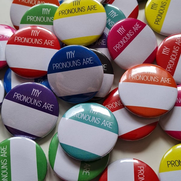 Bulk pack blank pronoun pins. 1.25 inches (32mm) diameter. Customisable. My pronouns are. Multiple colours.