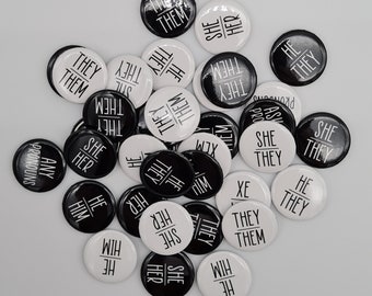 Pronoun pins in bulk packs. 25mm/1 inch diameter.