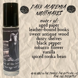 Puede incluir: Una imagen en blanco y negro de un frasco de perfume de rodillo con una etiqueta en blanco y negro que dice "paranormal perfumes" y "book of the beast". El frasco est&aacute; sobre un fondo de papel marr&oacute;n con el texto "PARK ACADEMIA NIGHTMARES" y "notes of: aged paper, leather-bound books, sweet antique wood, dusty shelves, black pepper, tobacco flower, vanilla, spiced tonka bean" en texto negro. El texto "AVAILABLE IN 2ML SAMPLE, 5ML GIFT PACK, OR 10ML FULL SIZE BOTTLE" tambi&eacute;n est&aacute; en texto negro.