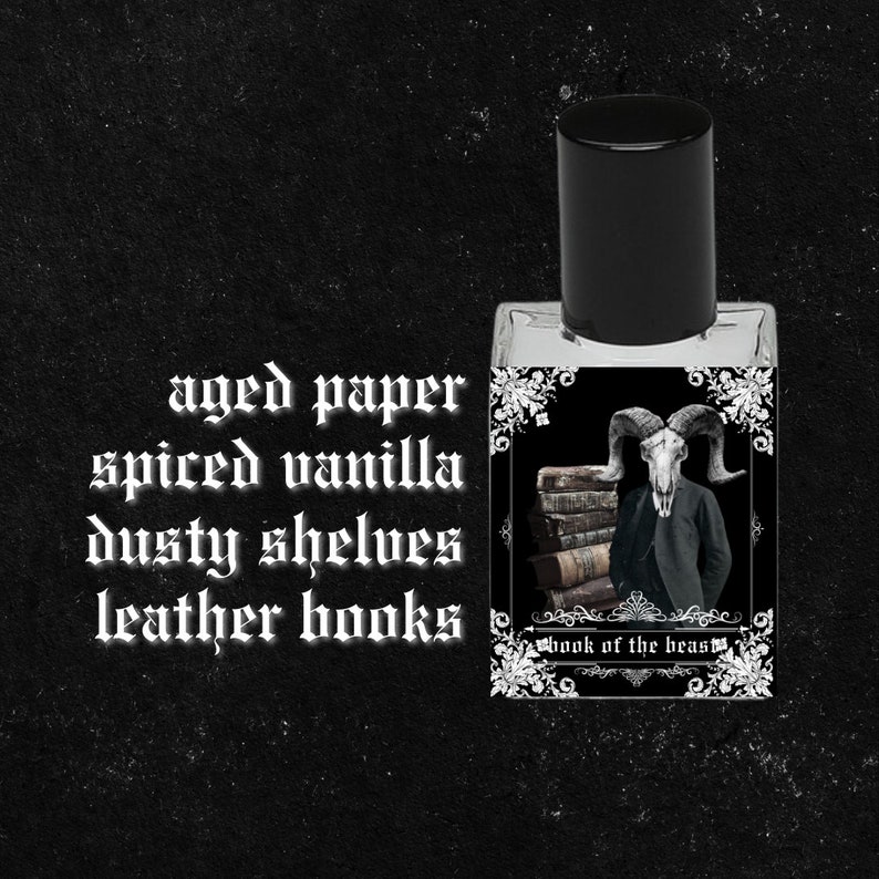 Puede incluir: Una peque&ntilde;a botella de vidrio de perfume con una tapa negra. La etiqueta presenta una ilustraci&oacute;n en blanco y negro de una criatura parecida a una cabra que lleva un traje y sostiene una pila de libros. El texto en la etiqueta dice "Book of the Beast". El texto "papel envejecido, vainilla especiada, estantes polvorientos, libros de cuero" est&aacute; escrito en blanco sobre un fondo negro.