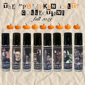 Puede incluir: Un conjunto de ocho peque&ntilde;os frascos de vidrio con tapas de rodillo negras. Cada frasco tiene una ilustraci&oacute;n y un texto diferente sobre el tema de Halloween. El texto en los frascos dice "pumpkin cult", "killing moon", "mr. graveyard", "book of the beast", "attic ghost", "coffin nail", "monster mash" y "baby bat".