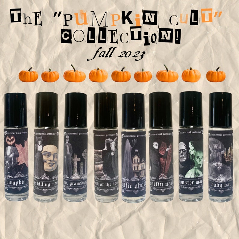 Puede incluir: Un conjunto de ocho peque&ntilde;os frascos de vidrio con tapas de rodillo negras. Cada frasco tiene una ilustraci&oacute;n y un texto diferente sobre el tema de Halloween. El texto en los frascos dice "pumpkin cult", "killing moon", "mr. graveyard", "book of the beast", "attic ghost", "coffin nail", "monster mash" y "baby bat".