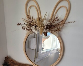 Miroir en rotin de forme lapin avec fleurs séchées