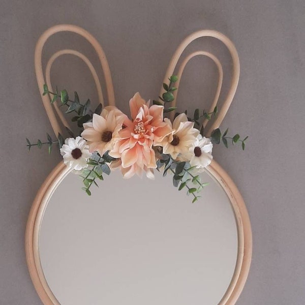 Miroir en rotin de forme lapin avec fleurs