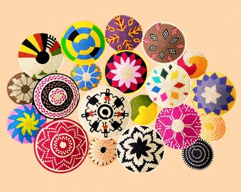 Conjunto de cestas decorativas de pared estilo boho hechas a mano, cuencos y bandejas de mimbre.