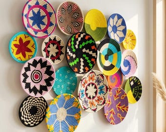 Juego de cestas de pared de inspiración africana para una decoración cálida de estilo bohemio y rústico.