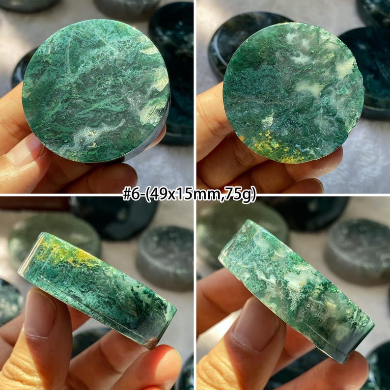 Peut inclure: Quatre images de pierres d'agate mousse vertes et blanches. Les pierres sont rondes et rectangulaires, avec un motif marbr&eacute;. Le texte "#6 - (4.9cm x 1.5cm, 75g)" est visible dans l'image.