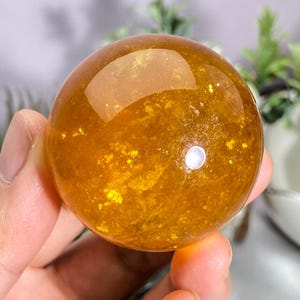 Seltene gelbe Fluoritkugel mit Glimmer, heilende Kristallkugel, einzigartige Fluoritkugel, natürliches Mineraldekor, spirituelles Geschenk, Kristalldekor