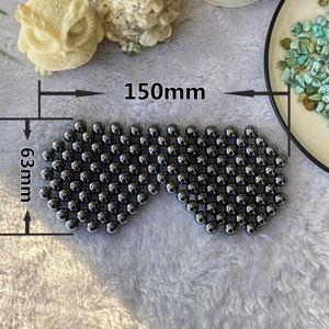 Pu&ograve; includere: Un tappetino per magnetoterapia a forma di cuore realizzato con piccole sfere di metallo argentate. Il tappetino misura 16 cm per 38 cm.
