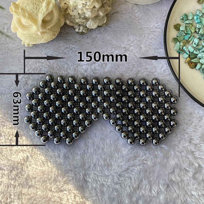 Pu&ograve; includere: Un tappetino per magnetoterapia a forma di cuore realizzato con piccole sfere di metallo argentate. Il tappetino misura 16 cm per 38 cm.