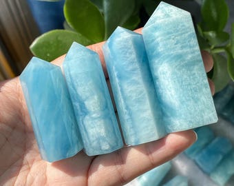 スカルドゥ鉱山産天然スカイブルーアクアマリン結晶標本。天然鉱物