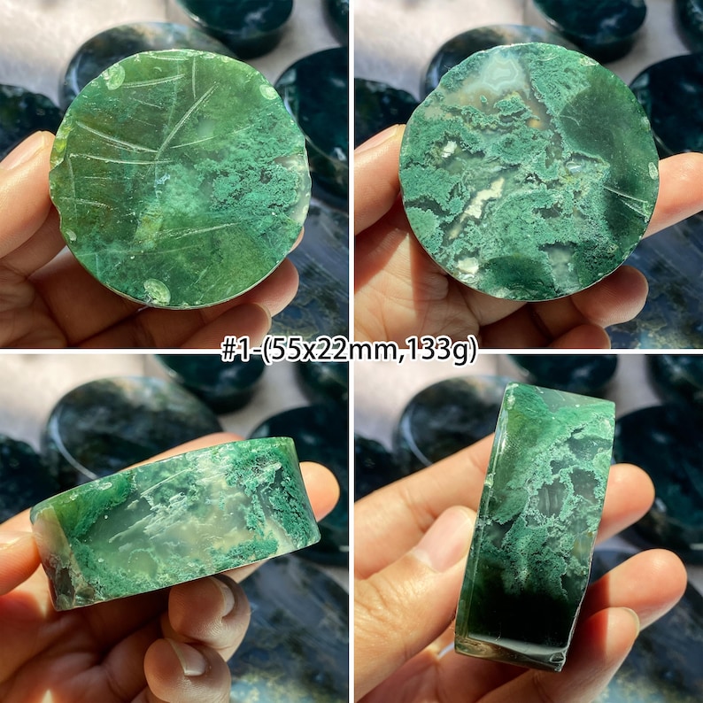 Peut inclure: Quatre images pr&eacute;sentent des pierres d'agate mousse verte. Les pierres sont rondes et rectangulaires, avec des motifs complexes verts et blancs. Le texte "#1-(55x22mm,133g)" est visible. Les pierres sont tenues dans une main.