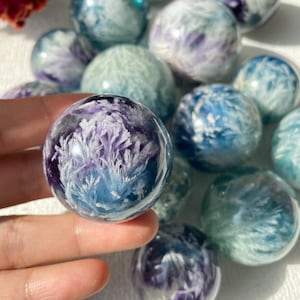 Sfera di fluorite naturale a forma di piuma, sfera di fluorite di cristallo di quarzo a forma di fiocco di neve, splendida sfera di fluorite, sfera di cristallo, arredamento per la casa