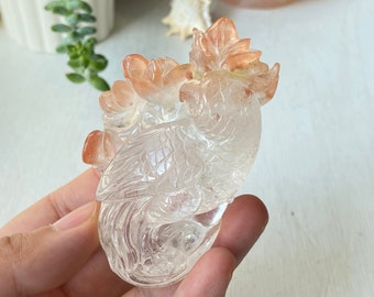 ローズクォーツの鳥の彫刻：アメジストの台座、瑪瑙とソーダライトの羽