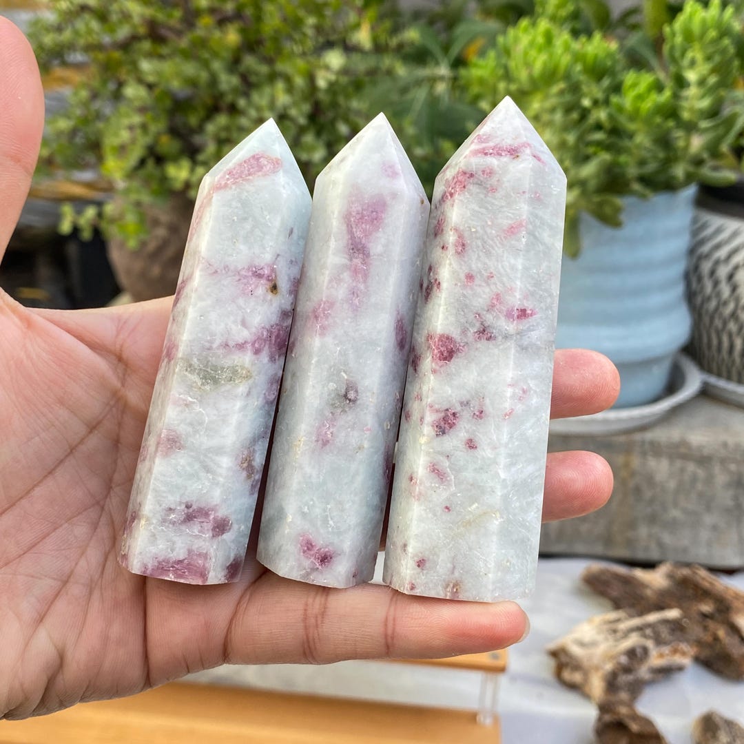 白い鳥の彫刻 ピンクトルマリンの石の台座付きNO25-2362 ピンクトルマリンクリスタルタワー、原石オベリスク、ヒーリング