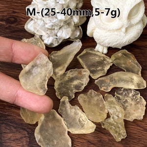 Puede incluir: Una colección de 12 piezas de vidrio de mar natural de forma irregular, translúcidas y de color amarillo ámbar. Las piezas de vidrio de mar miden entre 25 y 40 mm y pesan entre 5 y 7 gramos. M-(25-40mm, 5-7g)