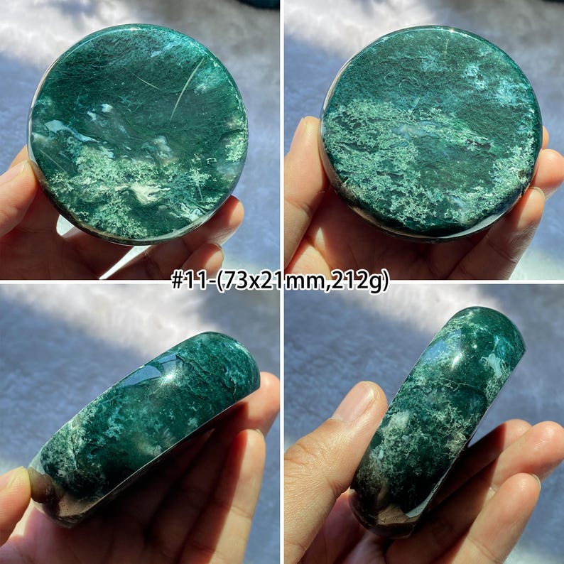Peut inclure: Quatre images pr&eacute;sentent une pierre polie, de forme ronde et cylindrique. La pierre est d'un bleu-vert profond avec des veines blanches et bleu-vert clair. Le texte "#11-(73x21mm,212g)" est visible. Le diam&egrave;tre de la pierre est d'environ 7,3 cm.