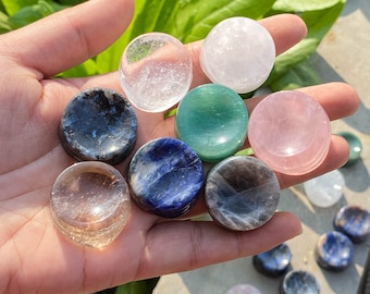 Natuurlijke schattige mini-edelsteen kristallen bolstandaards, kristallen bol standaardbasis, handgesneden standaard, kristalsnijwerk, speciale geschenken