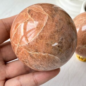 Esfera de piedra lunar de melocotón natural, esfera de cristal, cristal de intuición, regalo de cumpleaños, decoración del hogar, esfera amarilla #1-(2.3",275g)