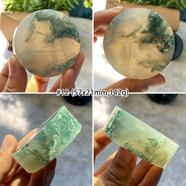 Peut inclure: Plusieurs pierres d'agate mousse. L'image pr&eacute;sente une pierre ronde et une pierre rectangulaire. Les pierres ont un aspect translucide avec des motifs verts et blancs. Le texte sur l'image indique "#12 - (57x21mm, 142g)".