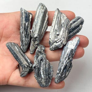 Silverfärgad Stibnitkristallstav Antimonmineral Stibnitklump Minigeod för heminredning, spegelliknande lysterskulptur inomhus