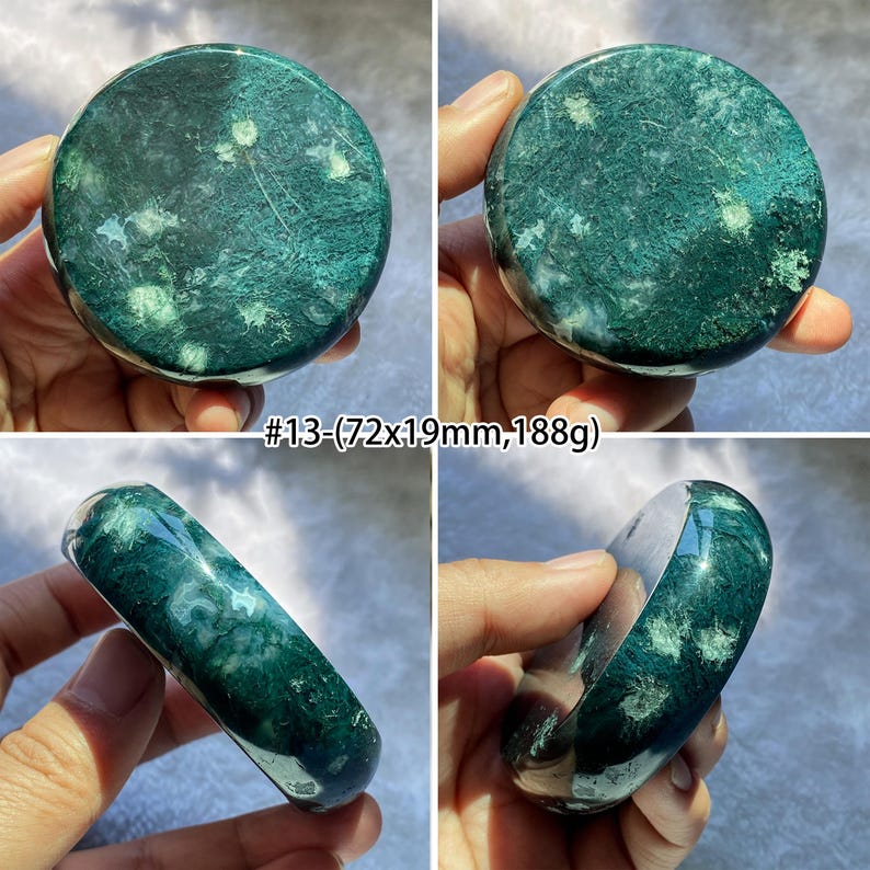 Peut inclure: Quatre images pr&eacute;sentent une pierre polie, de forme ronde et ovale. La pierre est d'un bleu-vert profond avec des veines blanches. Le texte "#13 - (72x19mm, 188g)" est visible. La pierre est tenue dans une main. Dimensions: 7.2cm x 1.9cm, poids: 188g.