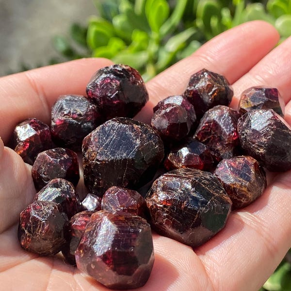 Cristales de granate rojo en bruto, piedra natal de enero, granate en bruto a granel, fabricación de piezas para joyería, granate en bruto facetado de forma libre.
