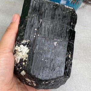 Rå svart turmalinkristall, stor skyddssten, rotchakra helande mineralprov, naturlig ädelsten heminredning altare
