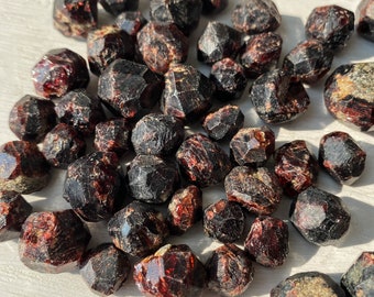 Raw garnet crystals , January Birthstone Garnet , Bulk Rough Garnet Stone , Chunks Making For Jewelry , Polished Garnet Faceted Free Shape