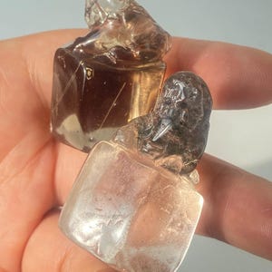 Hand Carved Lion Figurine , Rutilated Lion Statue Home Decoration , Healing Crystal Quartz Animal , Carved Spirit , Carving Gifts