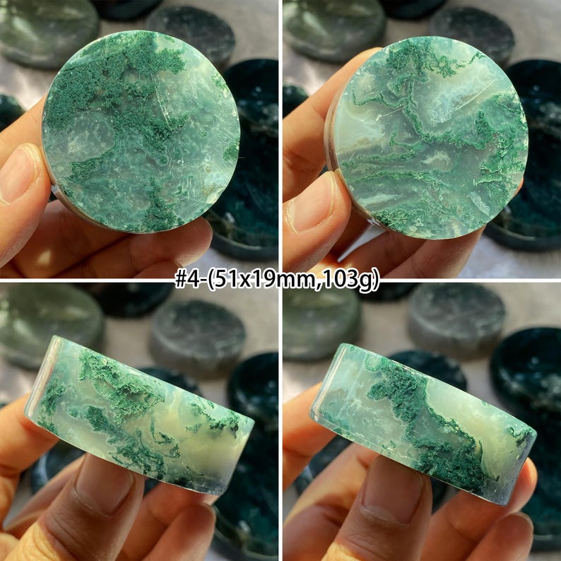 Peut inclure: Plusieurs pierres d'agate mousse vertes et blanches. Les pierres sont rondes et rectangulaires, avec un aspect marbr&eacute; naturel. Le texte "#4-(5.1x1.9cm,103g)" est visible. Les pierres sont tenues dans une main.